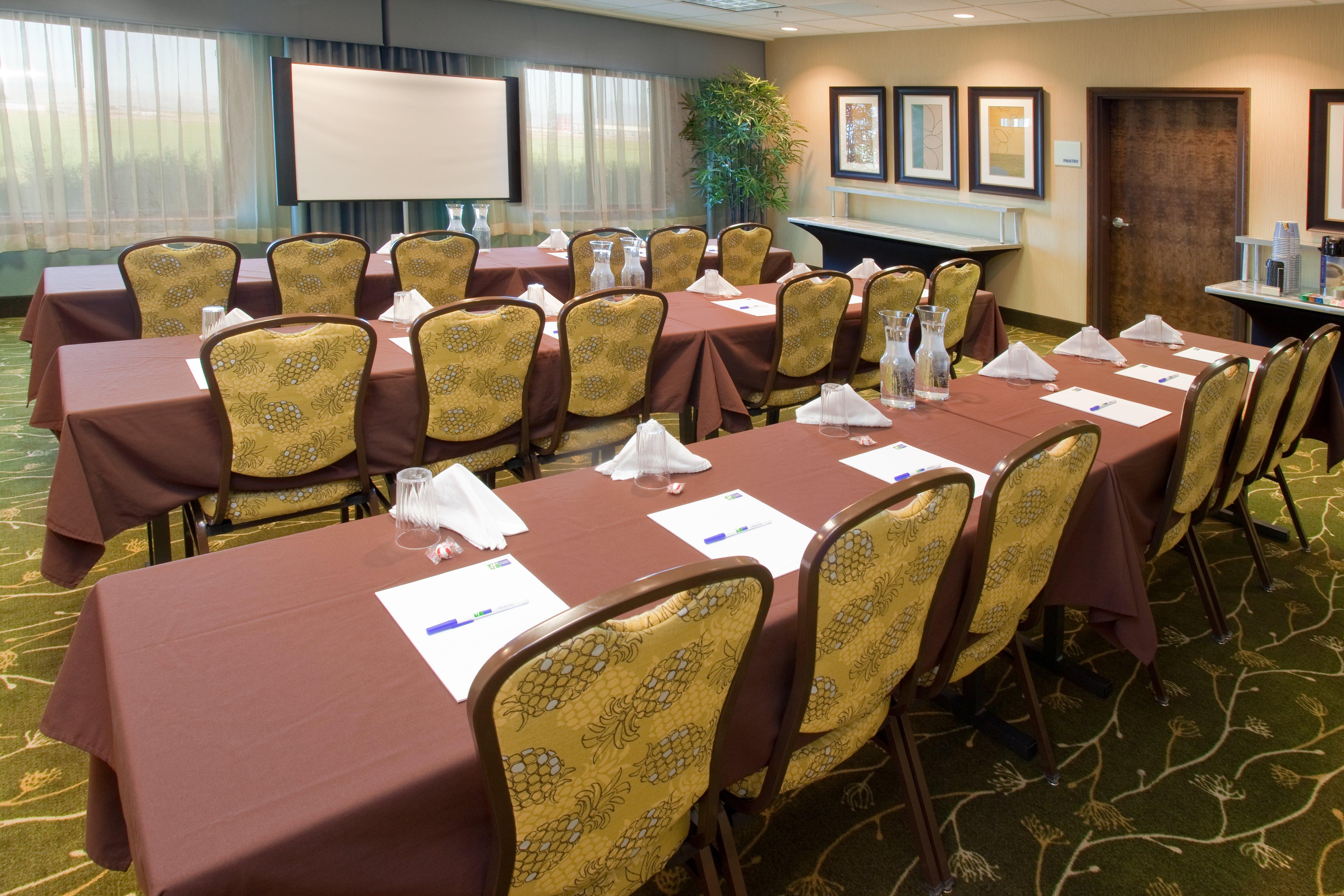 Holiday Inn Express & Suites Logan By Ihg Ngoại thất bức ảnh