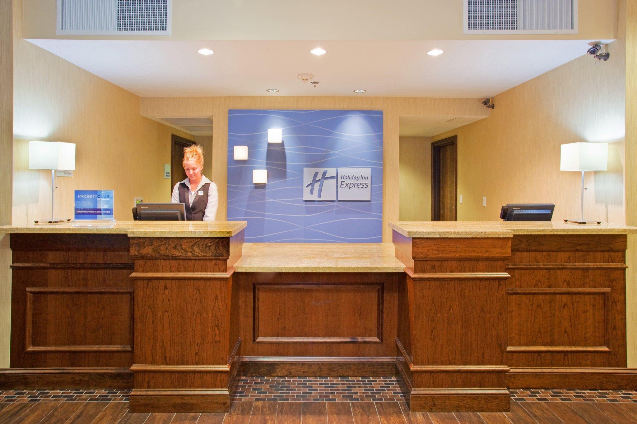 Holiday Inn Express & Suites Logan By Ihg Ngoại thất bức ảnh